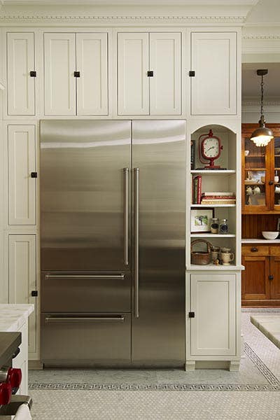 Shaker Inset CH in white with a shaker valance. Shaker Inset CH in white with a shaker valance.