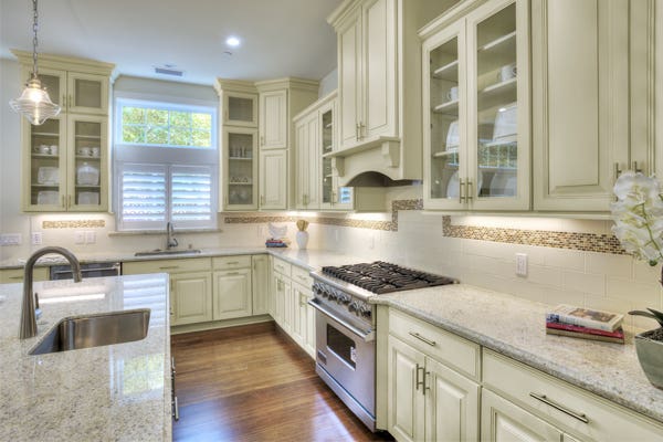 White Kitchen Cabinets - A Popular Design Choice - CliqStudios