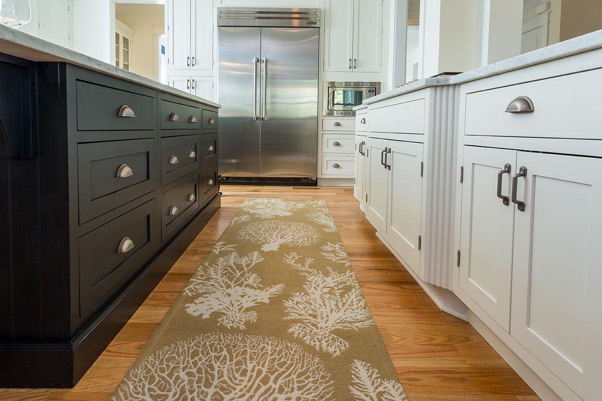 A two-toned kitchen is ideal for trying contrasting hardware finishes and styles.