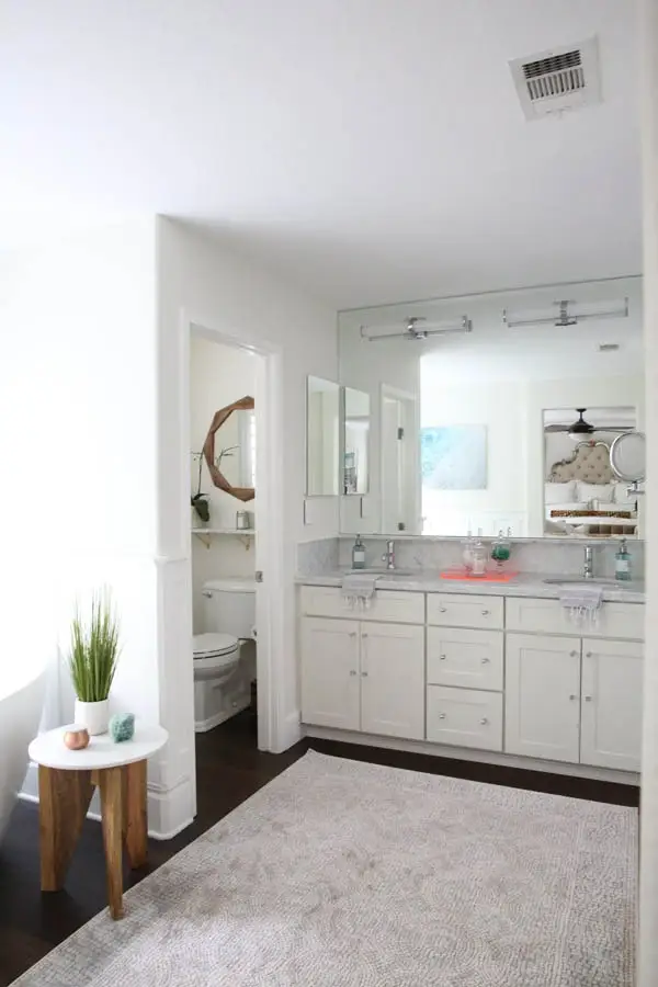 Elegant White Bathroom Remodel The image is of Elegant White Bathroom Remodel project of Cliqstudios