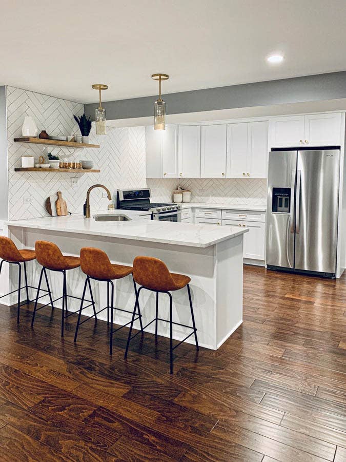 White kitchen with peninsula. White kitchen with peninsula.