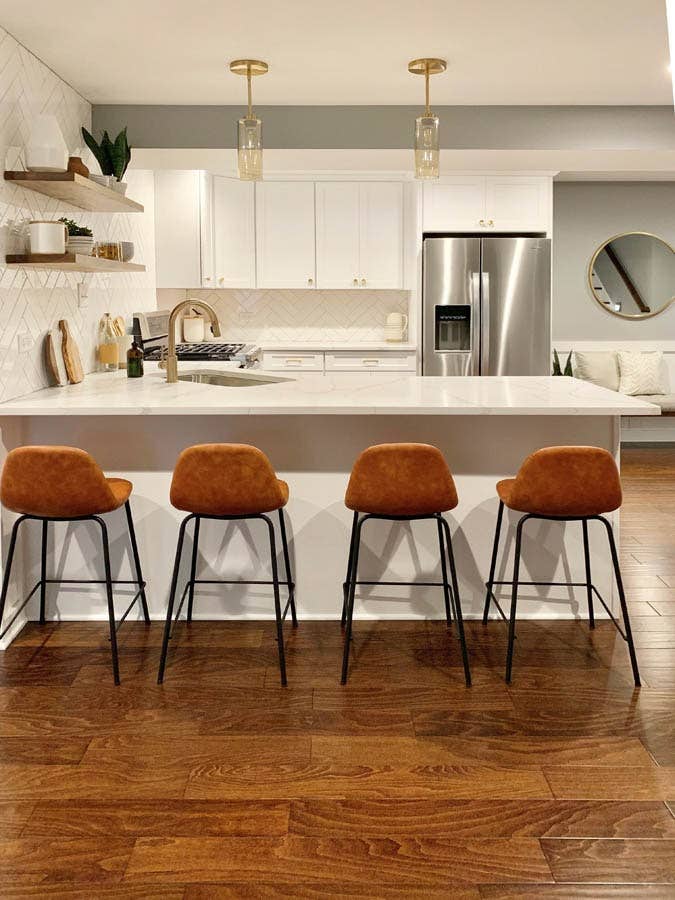 Large peninsula in white kitchen. Large peninsula in white kitchen.