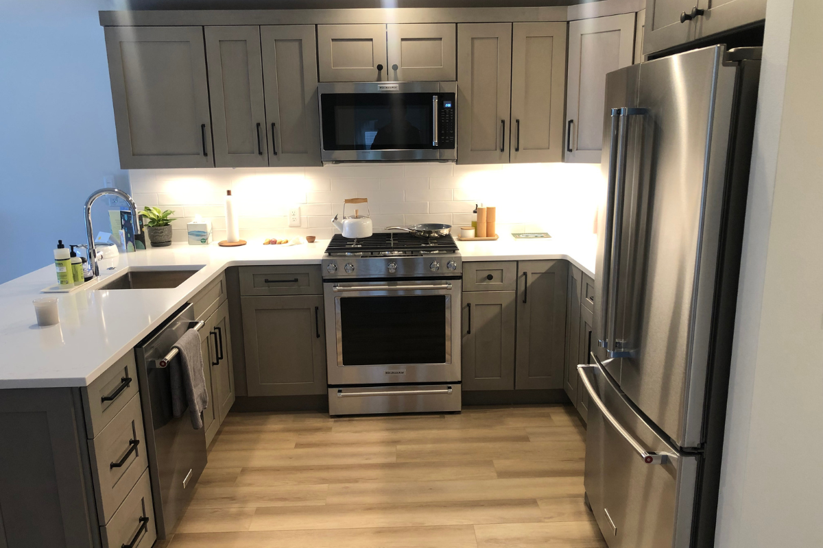 Light gray shaker kitchen design with peninsula and black hardware Light gray shaker kitchen design with peninsula and black hardware