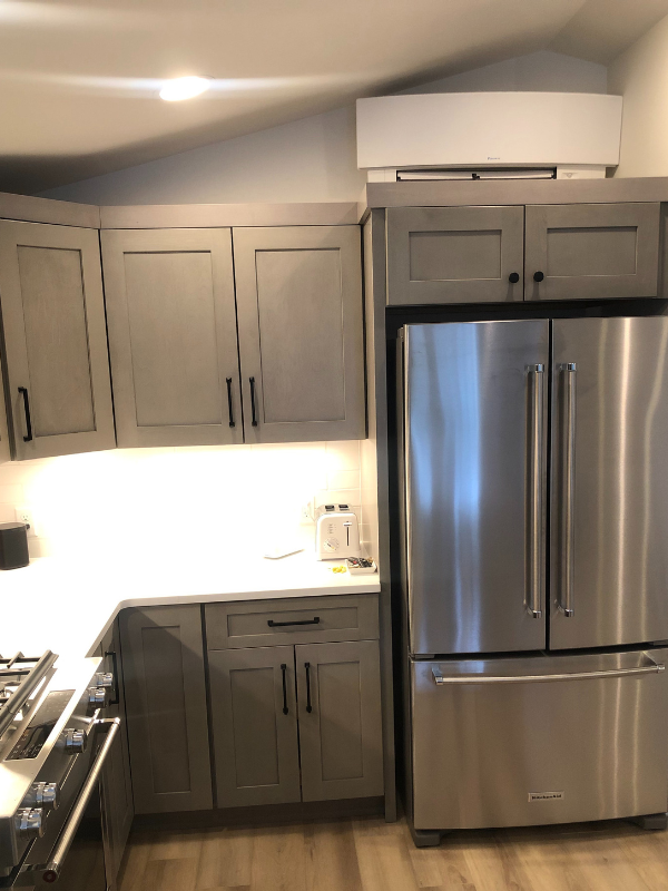 Light gray shaker kitchen design with peninsula and black hardware Light gray shaker kitchen design with peninsula and black hardware