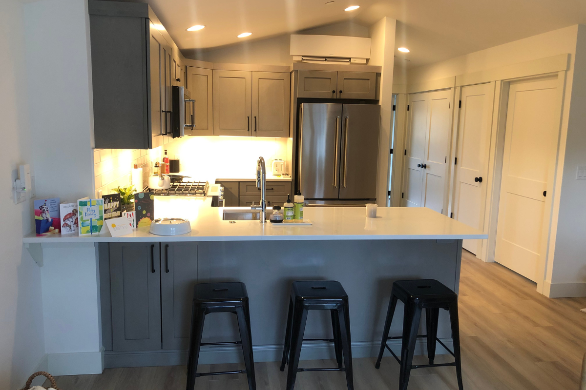 Light gray shaker kitchen design with peninsula and black hardware Light gray shaker kitchen design with peninsula and black hardware
