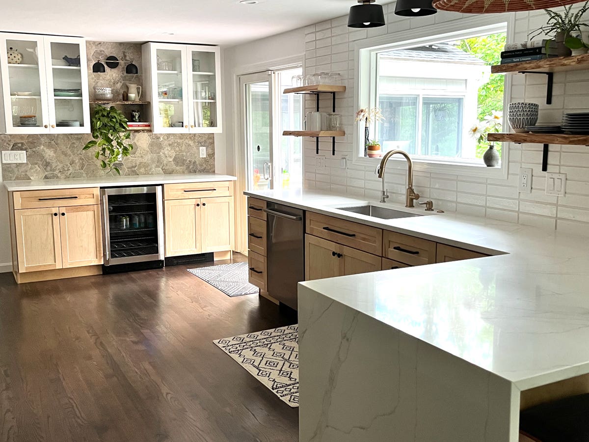 Natural wood shaker kitchen cabinet bases with white shaker wall cabinets with a mixture of stone and subway tile backsplash Natural wood shaker kitchen cabinet bases with white shaker wall cabinets with a mixture of stone and subway tile backsplash