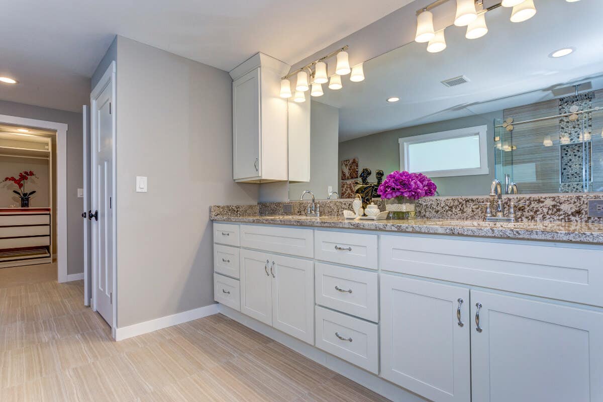 Double white shaker vanity cabinet with two sinks and granite countertops White shaker vanity cabinet design