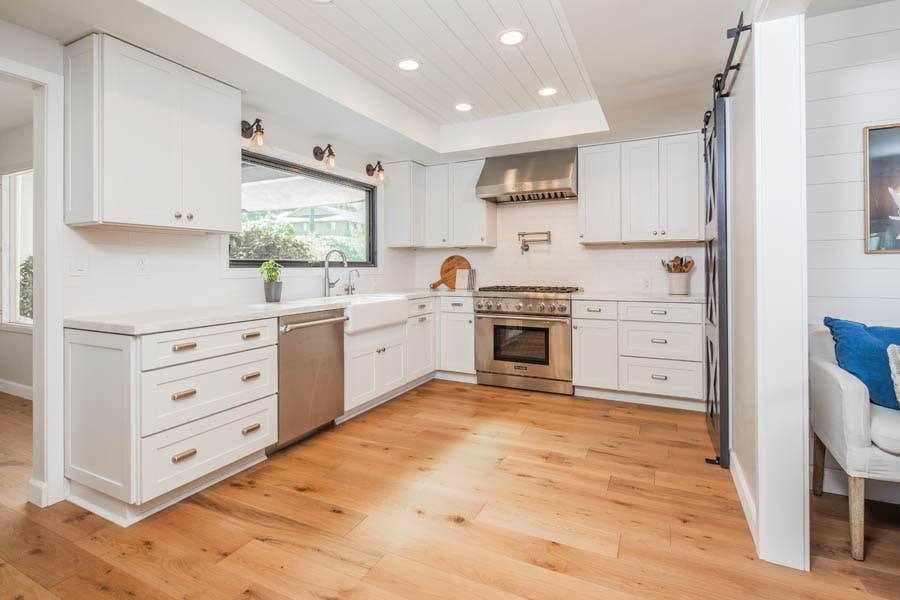 White Kitchen with Shaker Cabinets White Kitchen with Shaker Cabinets