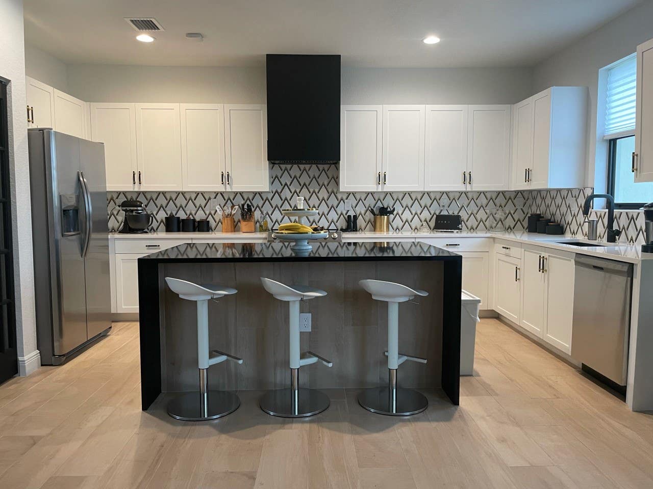 White kitchen cabinets with box shiplap wood kitchen hood in black finish White kitchen cabinets with box shiplap wood kitchen hood in black finish